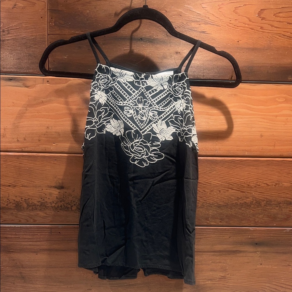🔥‼️Love on a Hanger Black and White Floral Camisole‼️🔥